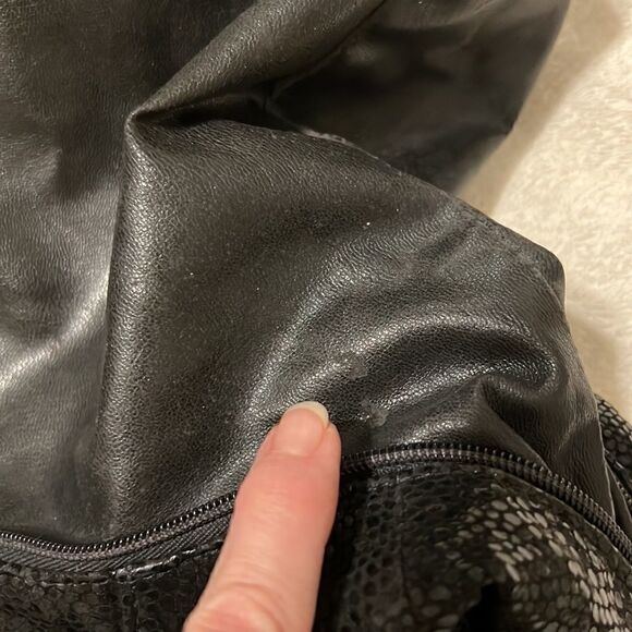 Fabulous preloved handbag 4 outside pockets adjustable strap 1 inside pocket GUC - Picture 12 of 14